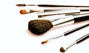 Arka plan üzerinde izole makyaj fırçaları