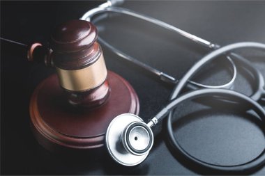 Ahşap yargıç çekiç ve sağlık stetoskop