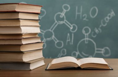 Arka planda satır eski kitaplar