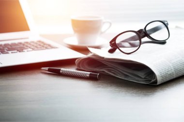 katlanmış gazete ve gözlük yakından görmek