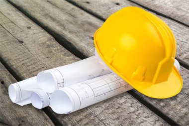 Tabloda sarı renk nesneleri arka plan kalın kafa giymek