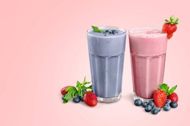 Arka plan üzerinde izole renkli sağlıklı milkshakes
