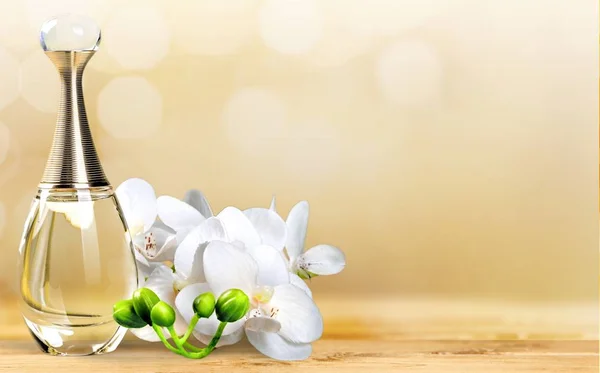 Parfymflaska Och Blommor Träbord — Stockfoto