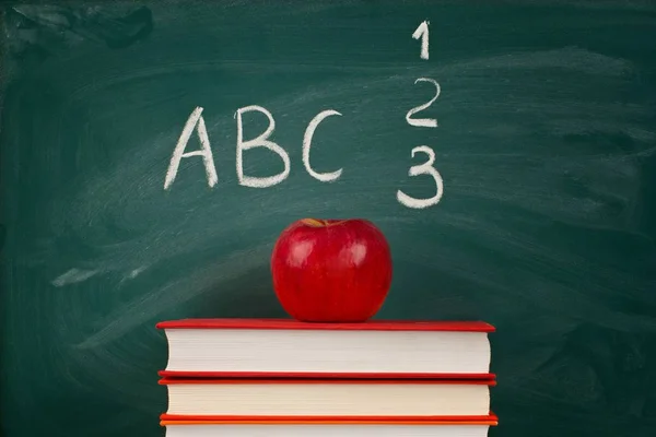 Образование Яблочные Книги Доска Школьные Учебники — стоковое фото