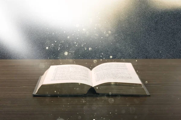 Abriu Livro Bíblia Sagrada Mesa — Fotografia de Stock
