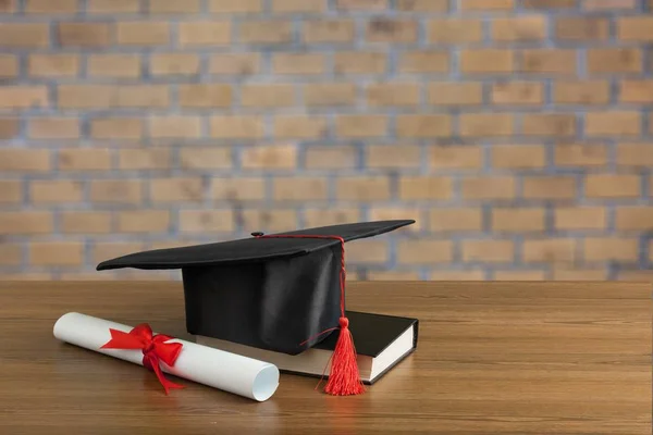 Sombrero Graduación Libro Diploma Mesa —  Fotos de Stock