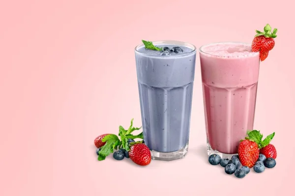 Arka Plan Üzerinde Izole Renkli Sağlıklı Milkshakes — Stok fotoğraf
