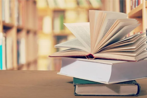 Bücherstapel Auf Holztisch — Stockfoto