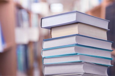 Arka plan üzerinde izole kitap yığını 