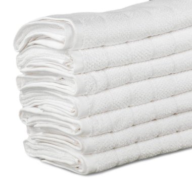 Beyaz arka plan üzerinde kabarık havlu yığını