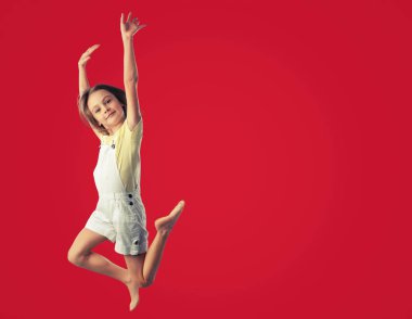 Çocuk çocuk mutlu enerjik tatil sevinç eğlence