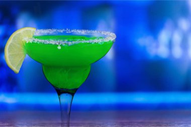 Martini cam yakın çekim görünümünde kokteyl