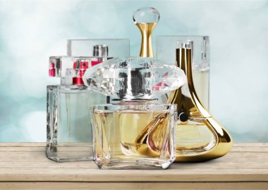 Aromatik parfüm şişeleri yakın çekim görüntüsü 