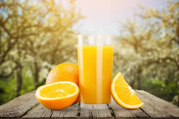 Närbild Färsk God Apelsinjuice Glas Bordet — Stockfoto