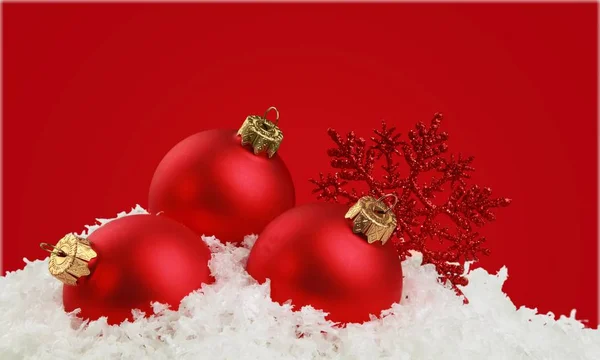 Kırmızı Parlak Noel Topları Kar Taneleri — Stok fotoğraf