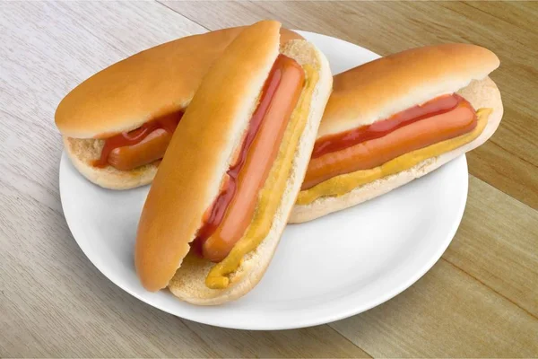 Hot Dog Kolbász Grillezett Ketchup Zsemle Kenyér Mustár — Stock Fotó