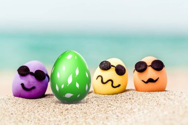Egzotik plaj arka plan üzerinde güneş gözlüklü komik yumurta