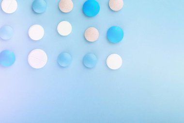 arka plan üzerinde renkli hapları yakından görmek