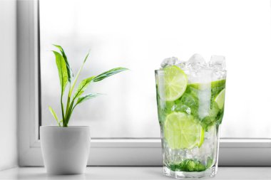 Taze Mojito cam yakın çekim görünümünde kokteyl