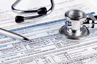 steteskop ve kalem yakından görmek tıbbi form üzerindeki 