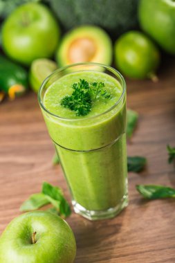 Sağlıklı yeşil güler yüzlü cam 