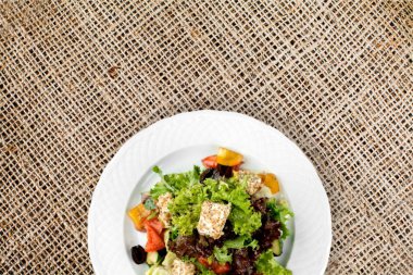 Plaka üzerinde taze sebze ile Yunan salatası