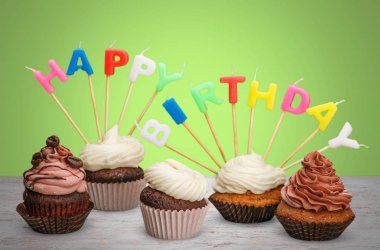 İzole lezzetli Doğum günü kek 