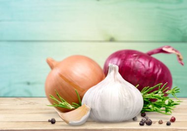 Sarımsak karışımı çiğ soğan vejetaryen olgun biber