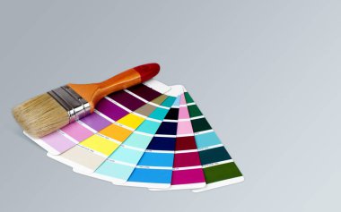 Fırça ve parlak beyaz arka plan üzerinde renk paleti