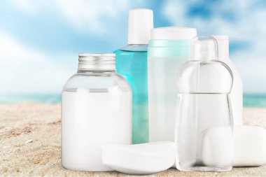 Kozmetik ürünler için paketleri masaya ayarla