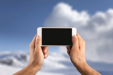 Telefonu mockup smartphone kış arka plan boş tutan