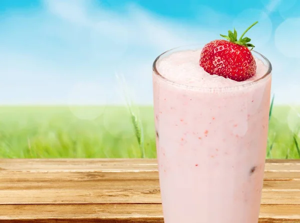 Glas Erdbeer Milchshake Isoliert Auf Hintergrund — Stockfoto