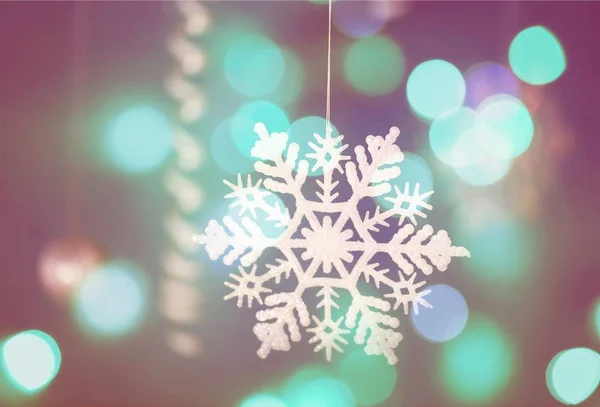 クリスマス雪の結晶クリスマス装飾クリスマス飾り銀装飾吊り — ストック写真