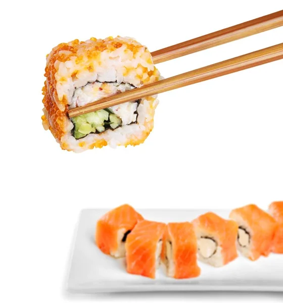お箸でロール寿司 — ストック写真