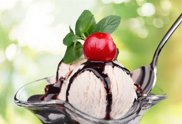 背景にガラスのチョコレート アイス クリーム — ストック写真