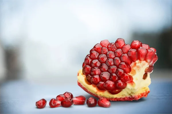 Fruta Granada Madura Sobre Fondo Borroso —  Fotos de Stock