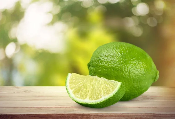 Färska Gröna Limefrukter Träbord — Stockfoto