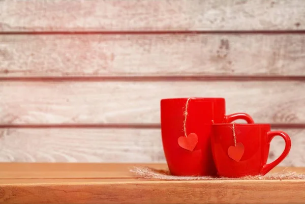 Zwei Rote Tassen Tee Mit Herzen Auf Dem Tisch — Stockfoto