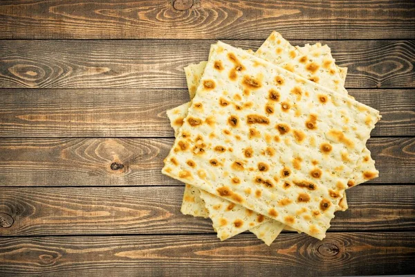 Matzah. Pasqua ebraica matzah isolato su bianco — Foto Stock