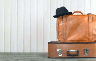 Eski bavulları yığını. Seyahat kavramı