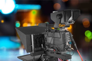 Tv yayın vizör kamera konuşurken studio göster