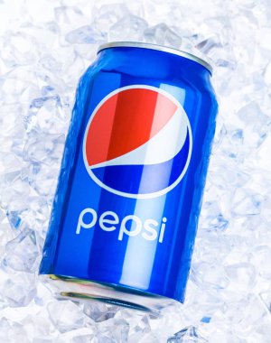 Pepsi Can buz arka plan üzerinde izole 