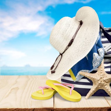 Çantası plaj ve personel kumun üzerinde seyahat