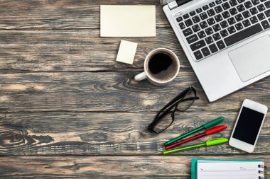 Dizüstü üstten görünüm Ahşap Kağıt çalışma masası