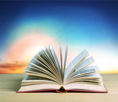 Açık renkli izole masada açık kitap