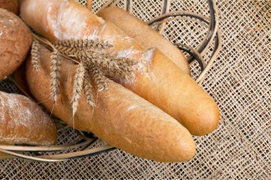 Çuval bezi arka plan üzerinde taze ev yapımı ekmek