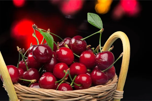 Coș Cireșe Frunze Fructe Placă Verde Roșie — Fotografie, imagine de stoc