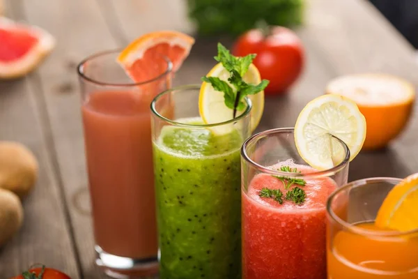 Batidos Frutas Vasos Sobre Mesa Madera —  Fotos de Stock