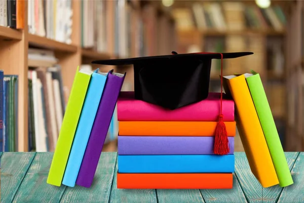 Sombrero Graduación Pila Libros Sobre Mesa Madera — Foto de Stock