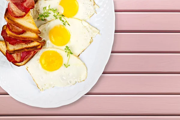 Pequeno Almoço Ovos Bacon Prato Torrada Inglês Pequeno Almoço Frito — Fotografia de Stock